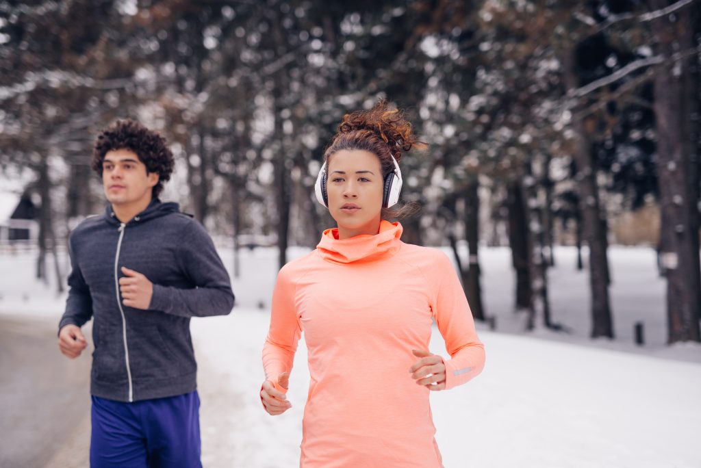 Correndo contra o frio: estratégias para manter o ritmo no inverno