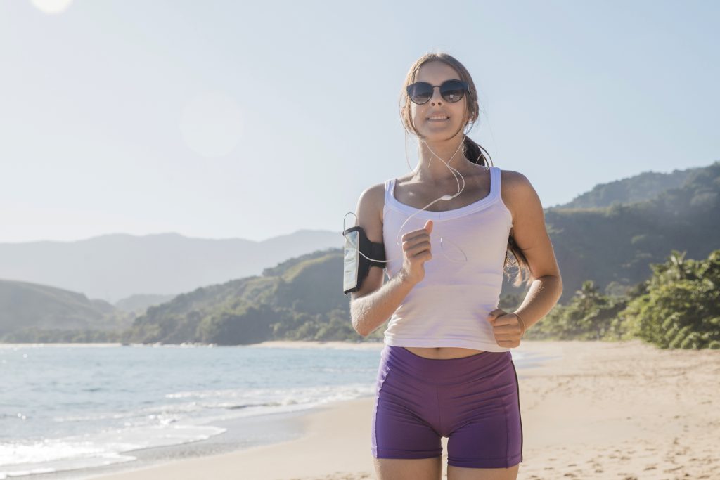 sport-woman-posing-beach