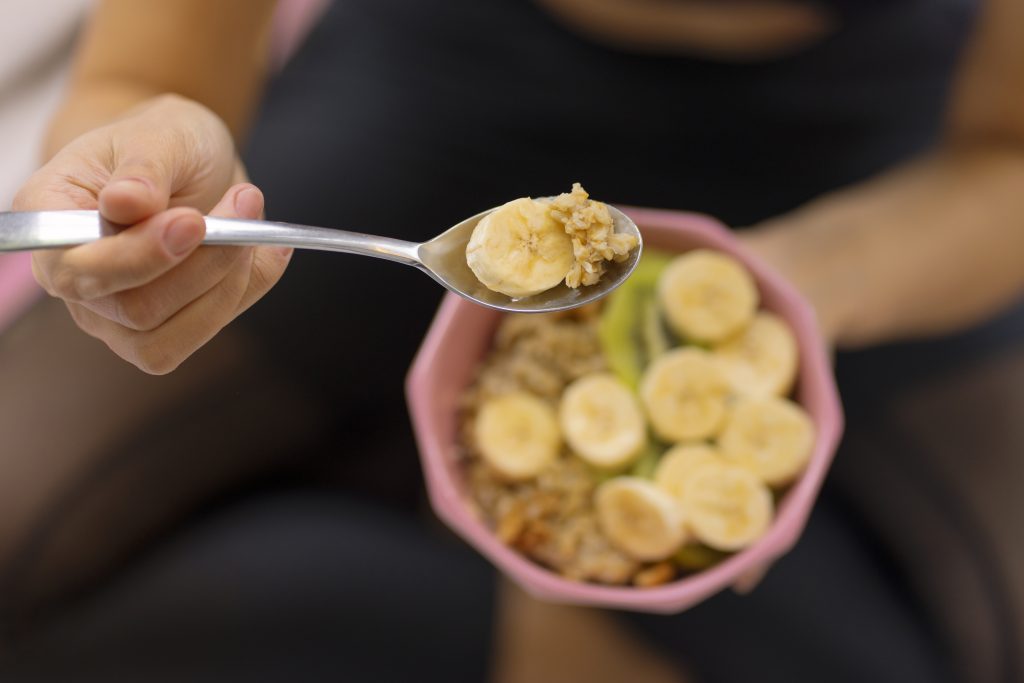 Banana, Whey e Ambição: A receita para quem corre na rua e na vida