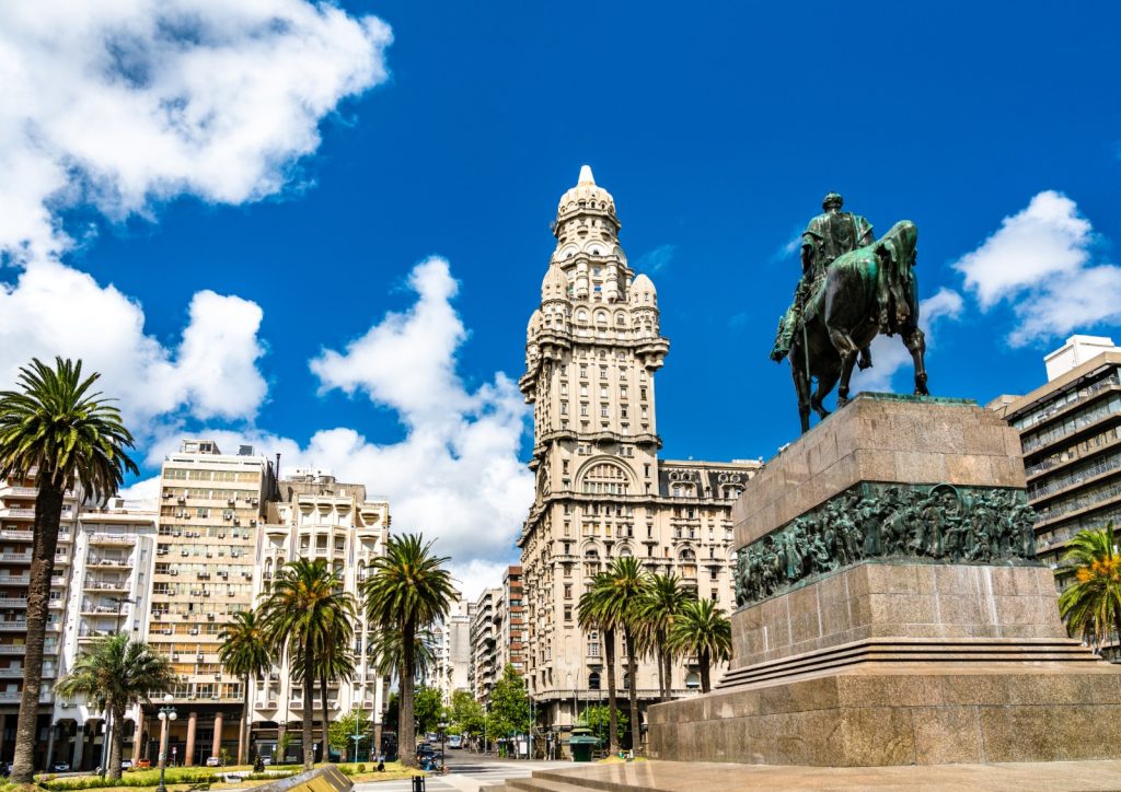 Viajar para correr, o que a Maratona de Montevidéu ensina sobre performance e turismo