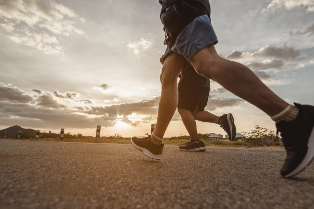 Sol, vento, suor e poluição: o que a corrida outdoor faz com sua pele