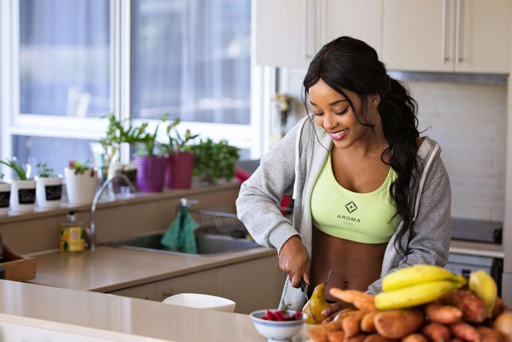 Nutrição de recuperação: O que comer na semana pós-prova (e os erros clássicos)